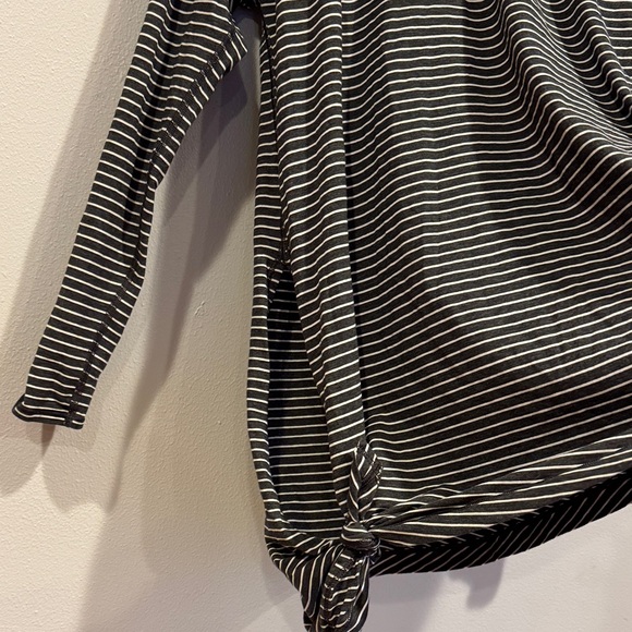 Lulu lemon asymmetrical long sleeve - Picture 5 of 9